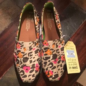 TOMS Classic Fuchsia Floral Leopard
